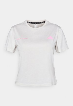 Lys grå kortermet T-skjorte med rund hals, "ADIDAS RUNNING" trykket i rosa, med rosa Adidas-logo på brystet. Myk stoffkvalitet.