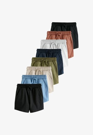 Sept shorts à cordon de serrage à taille élastique en noir, rouille, gris, marine, olive, beige et bleu, disposés en une pile décalée.