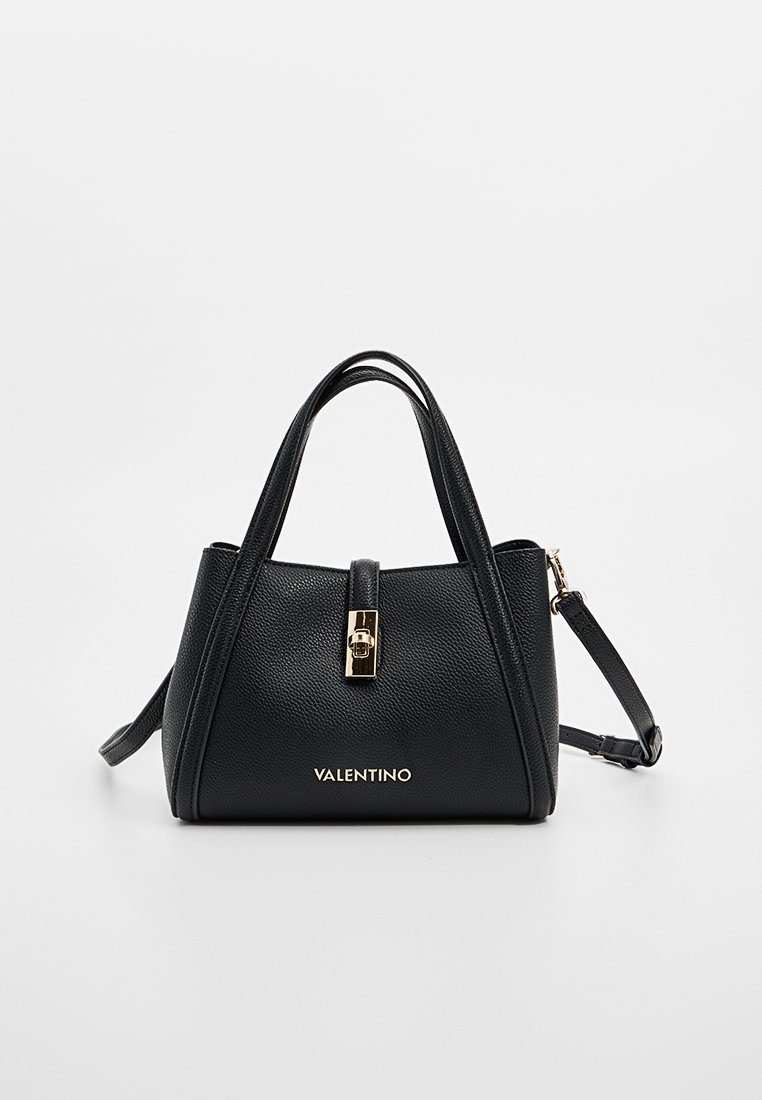 Bolso de mano de cuero negro con textura de guijarro, dos asas, correa de hombro desmontable, herrajes dorados y logo "VALENTINO" en la parte frontal.