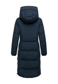 Dlhý puffer kabát námorníckej modrej farby s kapucňou, ktorý má prešívaný dizajn, dlhé rukávy a elastické manžety. Hladká textúra, poskytuje teplo.