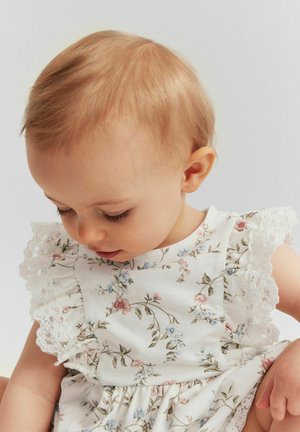 MED SPETSVOLANGER - Freizeitkleid - off white