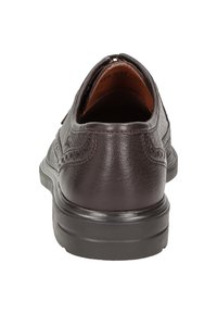 Scarpa da uomo in pelle marrone con finitura testurizzata, punta rotonda, tacco basso e dettagli di cucitura decorativa. Progettata per comfort e supporto.