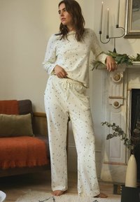 Next HEAVYWEIGHT TALL - REGULAR FIT SET - Pidžaamakomplekt - ecru cream tree