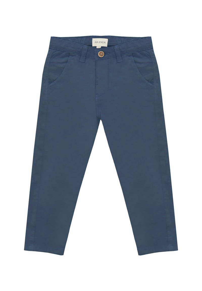 Chinos de algodón azul marino con bolsillos frontales, un cierre de botón marrón único y una textura suave. Ajuste recto, diseño hasta los tobillos.