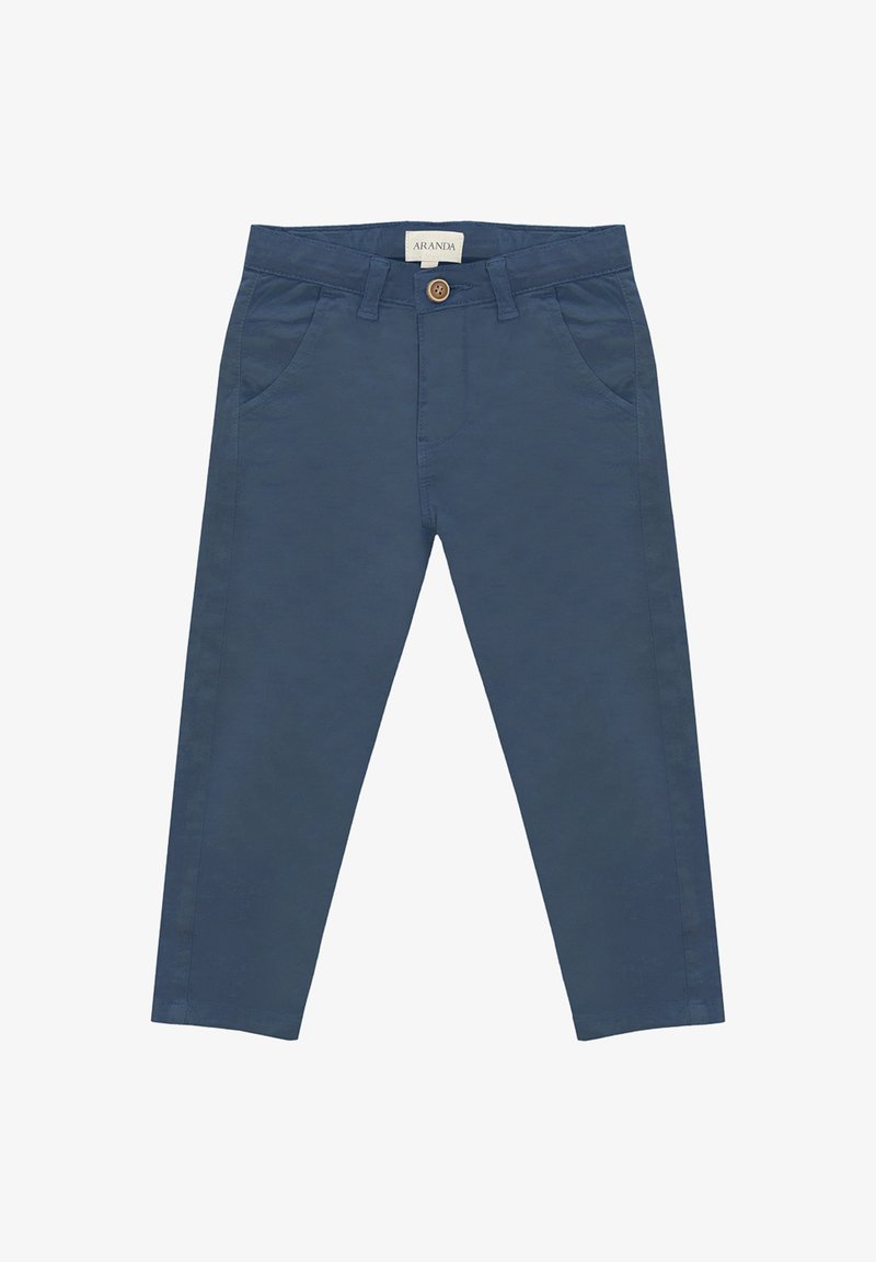 Chinos de algodón azul marino con bolsillos frontales, un cierre de botón marrón único y una textura suave. Ajuste recto, diseño hasta los tobillos.