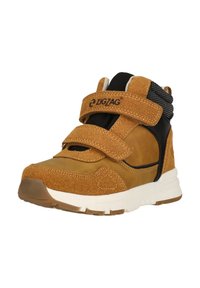 Brune ruskinds høj-top sneakers med sorte accenter, to velcro-stropper, polstret krave og hvid gummisål med tekstureret bund.