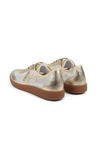 Mřížkové tenisky se zlatým metalickým leskem, vybavené gumovou podrážkou a texturovanými akcenty. Tkaničky odpovídají barvě bot pro soudržný vzhled.