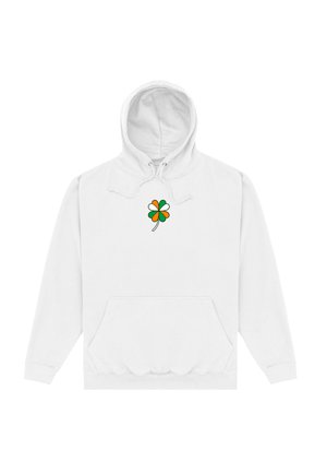 Weißes Kapuzensweatshirt mit Fronttasche und kleinem vierblättrigem Kleeblatt-Design in Grün, Orange und Weiß in der Mitte der Brust.