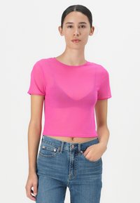 Top corto a maniche corte in rosa brillante, realizzato in materiale trasparente. Presenta un collo rotondo e dettagli sottili alle cuciture.