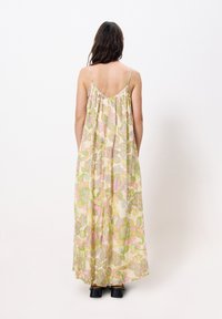 Maxikleid aus leichtem, floral gemustertem Stoff in Rosa-, Grün- und Gelbtönen. Mit dünnen Trägern und einem fließenden, lockeren Schnitt.