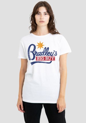 Weißes Baumwoll-T-Shirt mit einem bunten Grafikdesign, auf dem "Bradley’s BIG BUY" in Blau und Rot steht, akzentuiert durch einen gelben Stern. Kurze Ärmel, lässiger Schnitt.