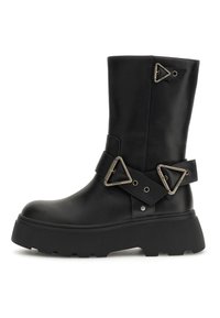 Stivale in pelle nera al ginocchio con suola spessa, dotato di una fascia decorativa con fibbie metalliche triangolari e pannello laterale testurizzato.