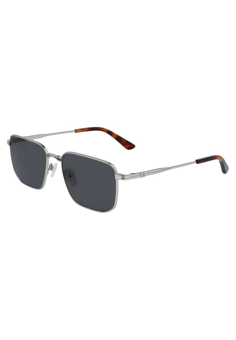 Occhiali da sole in metallo con montatura argento, lenti scure rettangolari e dettagli tartarugati sulle aste. Caratterizzati da un design distintivo.