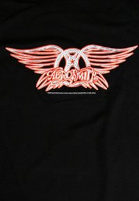 Černé tričko z tkaniny s červeným a bílým grafickým designem s křídly a slovem "Aerosmith" v stylizovaném písmu.