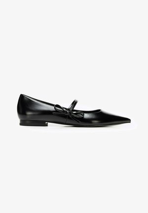 Zapato plano Mary Jane de piel negra con punta afilada, tira fina y lazo decorativo en el lateral, con tacón bajo.