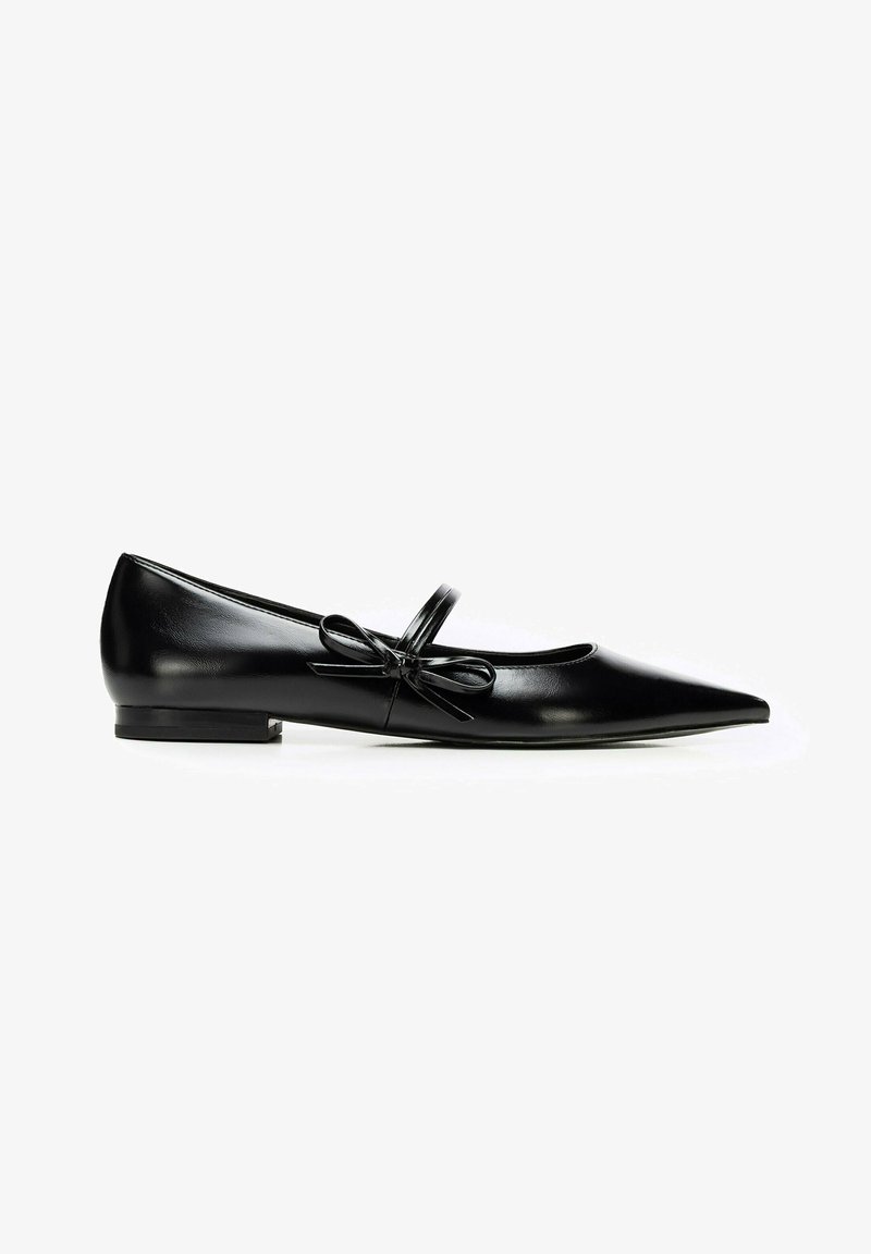 Zapato plano Mary Jane de piel negra con punta afilada, tira fina y lazo decorativo en el lateral, con tacón bajo.