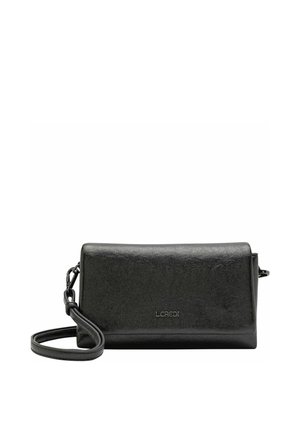 Bolso de mano de cuero negro con una textura suave, forma rectangular delgada, correa desmontable y logo de marca en relieve en la parte frontal.
