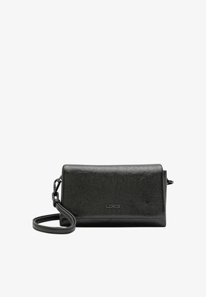 Bolso de mano de cuero negro con una textura suave, forma rectangular delgada, correa desmontable y logo de marca en relieve en la parte frontal.