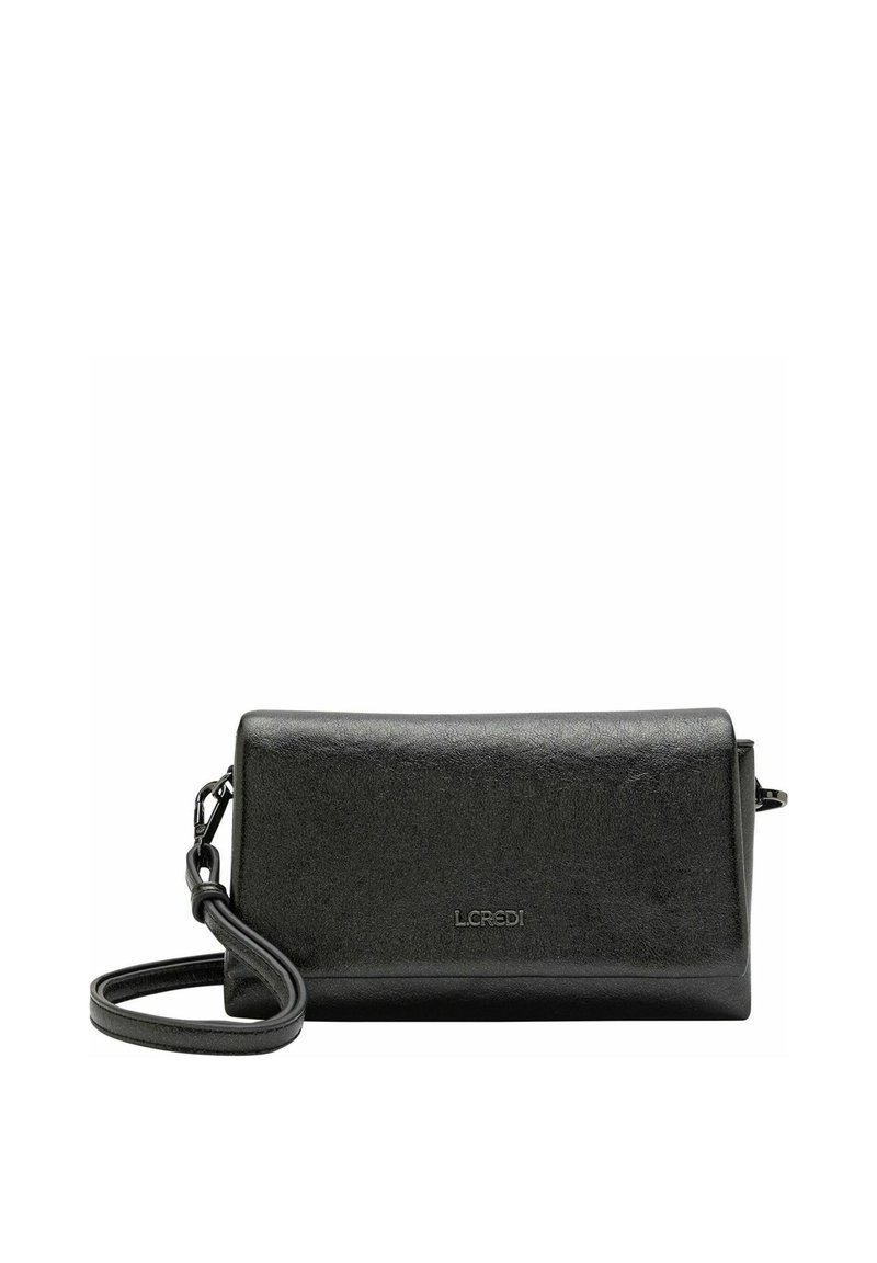 Borsa a pochette in pelle nera con texture liscia, forma rettangolare slim, tracolla staccabile e logo del marchio impresso sul davanti.