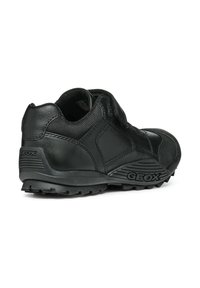 Zapato de cuero negro con acentos de malla, cuello acolchado y suela de goma texturizada. Presenta el logo de Geox y un diseño robusto para exteriores.