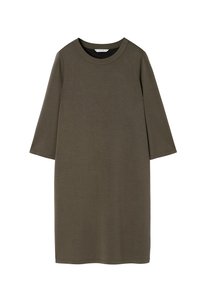 Abito verde oliva lungo fino al ginocchio con maniche a tre quarti, scollo rotondo e una texture del tessuto morbida e liscia. Nessun motivo visibile o hardware.