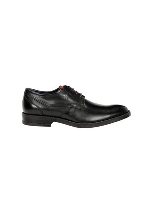 Zapato de vestir de cuero negro con un diseño elegante, punta redonda y cordones rojo-rosados. Presenta paneles laterales texturizados y un acabado suave.
