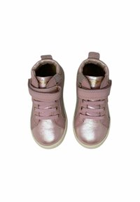 Sneaker alte in finta pelle rosa con una fascia alla caviglia, punta tonda e suola in gomma bianca, dotate di lacci e dettagli metallici.