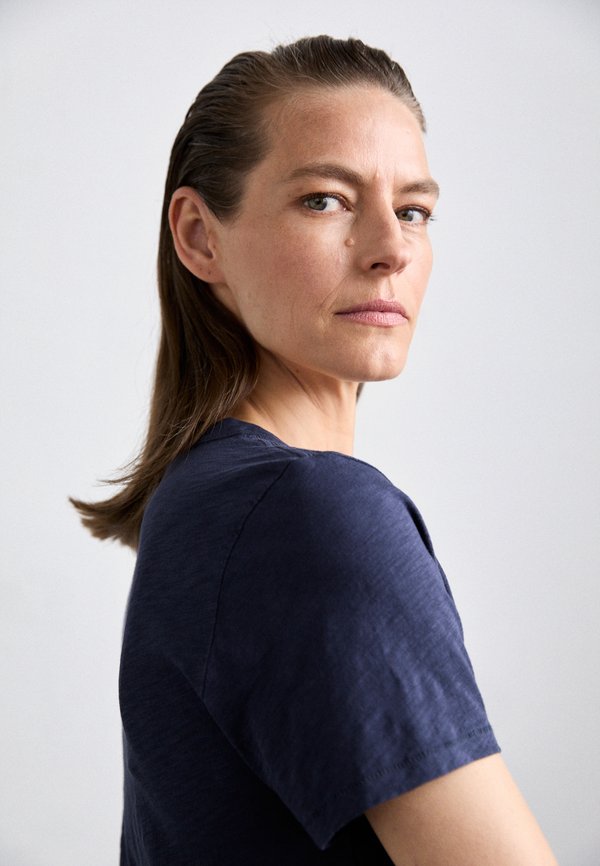 THE SLUB VEE - Basic T-shirt - salute2