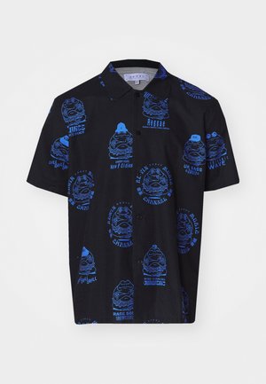 Korte mouwen zwart shirt met blauwe grafische prints van gezichten en tekst. Lichtgewicht stof met een klassieke kraag en knoopsluiting.