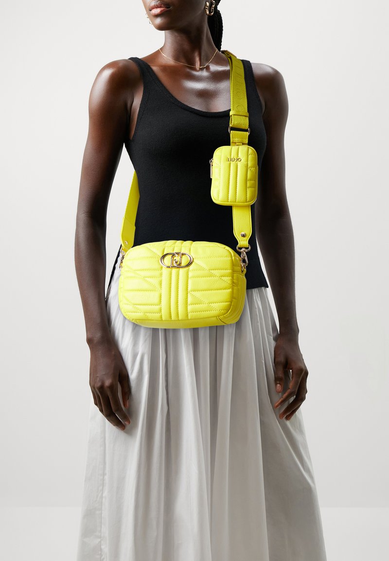 LIU JO CAMERA CASE SET - Torba preko tijela - giallo cedro