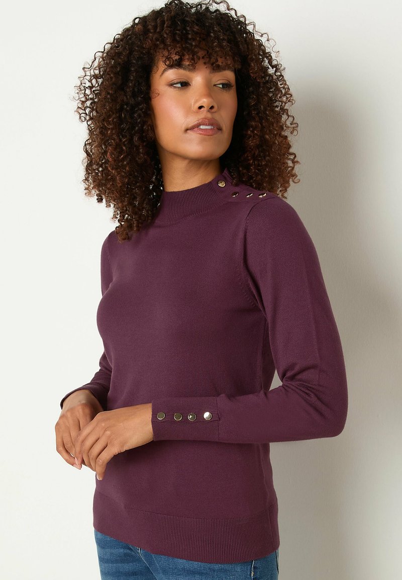 Bordeauxfarbener Pullover mit hohem Kragen, gerippten Bündchen mit silbernen Knopfakzenten und einer taillierten Passform, aus einem weichen, dehnbaren Strickmaterial gefertigt.