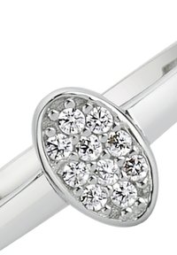 Bague en argent avec un sertissage ovale orné de multiples pierres précieuses claires, présentant une finition lisse et une surface polie.