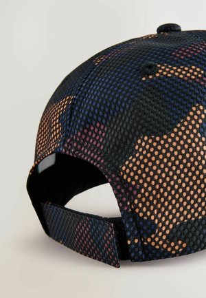 Cap aus atmungsaktivem Mesh-Gewebe in einem mehrfarbigen Camouflage-Muster. Mit einem schwarzen verstellbaren Riemen und einer abgerundeten Krone.