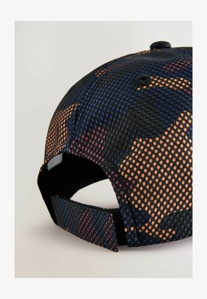 Gorra hecha de tejido de malla transpirable en un patrón de camuflaje multicolor. Presenta una correa ajustable negra y una corona redondeada.