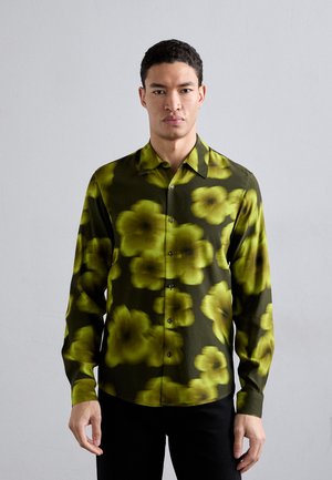 Grünes, florales Langarmhemd mit großen gelben Blumen, Button-up-Design und Kragen. Weicher Stoff und lässige Passform.