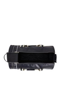 Zwarte sporttas met zilverkleurige accenten, voorzien van een grote ritsopening, crèmekleurige gestreepte details en een zachte binnenvoering.