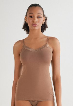 Bruine cami-top gemaakt van zachte stof; beschikt over een delicate kantafwerking langs de halslijn en verstelbare schouderbanden. Eenvoudig en getailleerd ontwerp.