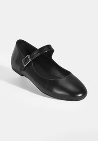 Schwarze Leder-Mary-Jane-Schuhe mit runder Spitze, flacher Sohle und verstellbarem Riemen mit einer silbernen Schnalle. Glatte Textur und schlichtes Design.