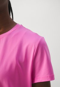 Nike Performance ONE CLASSIC  - T-skjorte til trening - playful pink