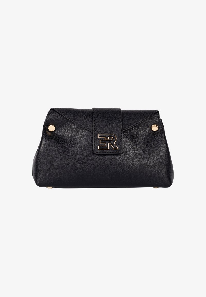 Pochette in pelle nera con finitura testurizzata, ferrature color oro e chiusura a battente frontale con logo in rilievo.