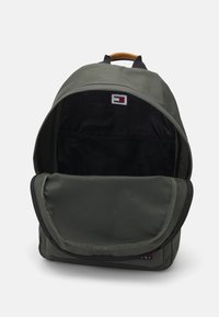 Tommy Jeans Dnevni ruksak - pewter green