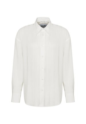 Camicia bianca maniche lunghe con sottili righe verticali e colletto standard, mostrata su sfondo bianco.