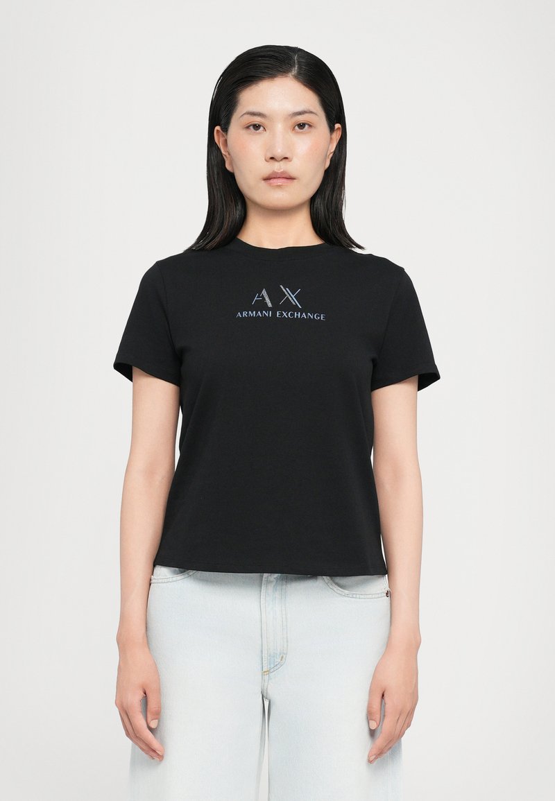 Juoda medvilninė marškinėliai su "AX" ir "Armani Exchange" logotipu mėlyna spalva. Trumpomis rankovėmis, apvaliu kaklu, laisvu kirpimu. Be raštų ar akcentų.
