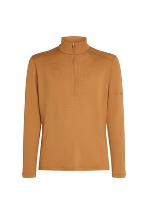 Herrpullover med lång ärm i kamelbrun färg, med kvartdragkedja och ståkrage, som har en subtil logotyp på vänster ärm.