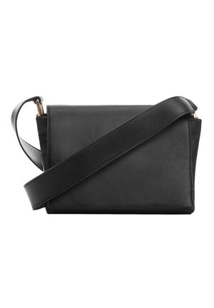 Zwarte leren crossbodytas met brede, verstelbare riem en rechthoekige vorm, van voren getoond tegen een witte achtergrond.