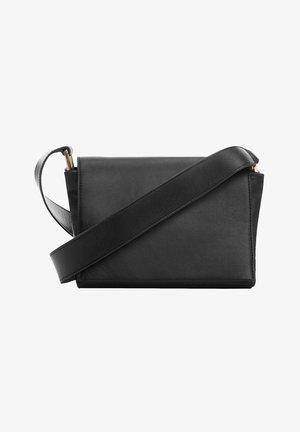 Czarna skórzana torba na ramię z szerokim regulowanym paskiem i prostokątnym kształtem, widziana z przodu na białym tle.