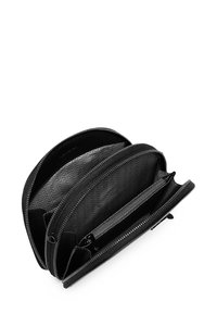 Schwarze Geldbörse mit Reißverschluss, drei Fächern, glatter Außenseite und gemustertem Innenleben. Mit robusten Reißverschlüssen und eleganten, abgerundeten Kanten.