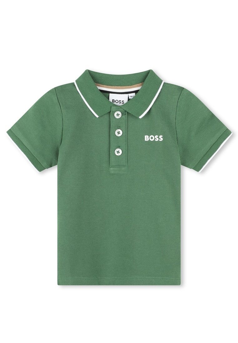 Polo shirt vert avec un tissu texturé, patte de boutonnage à trois boutons, bord blanc sur le col et les manches, et logo "BOSS" sur la poitrine gauche.