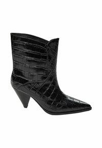 Čierne kožené členkové čižmy s krokodílim vzorom, špicatou špičkou a 3-palcovým zúženým opätkom. Vyznačujú sa elegantným dizajnom s úhly tvarovanou stielkou.