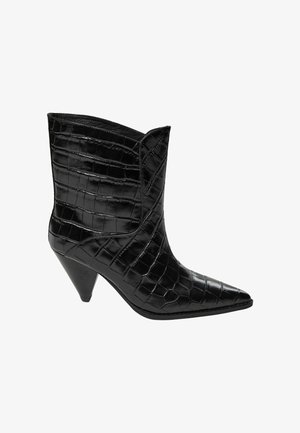 Juodi odiniai kulkšnies batai su krokodilo rašto tekstūra, smailiu noseliu ir 3 colių smailėjančiu kulnu. Batai pasižymi elegantišku dizainu su kampuota kyaule.